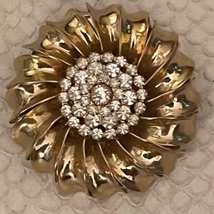 GOLD TONE, VINTAGE, SPARKLING, CLEAR, RHINESTONES, ROUND FLOWER BROOCH STUNNING!